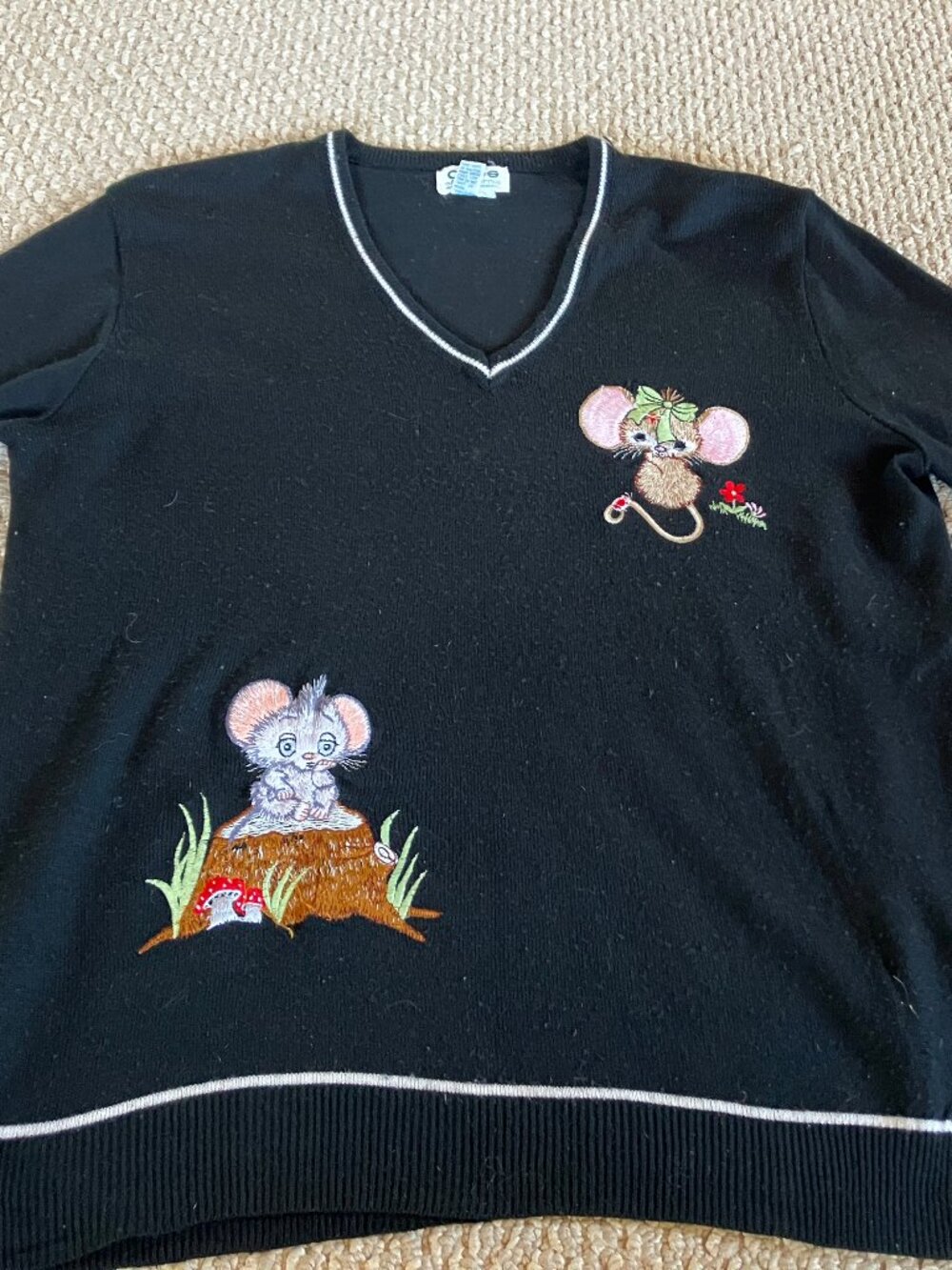 Vintage Adee of California Black Sweater Embroidered V-neck L Mouse Mushroom